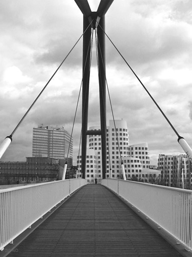 fussgaengerbruecke1_sw